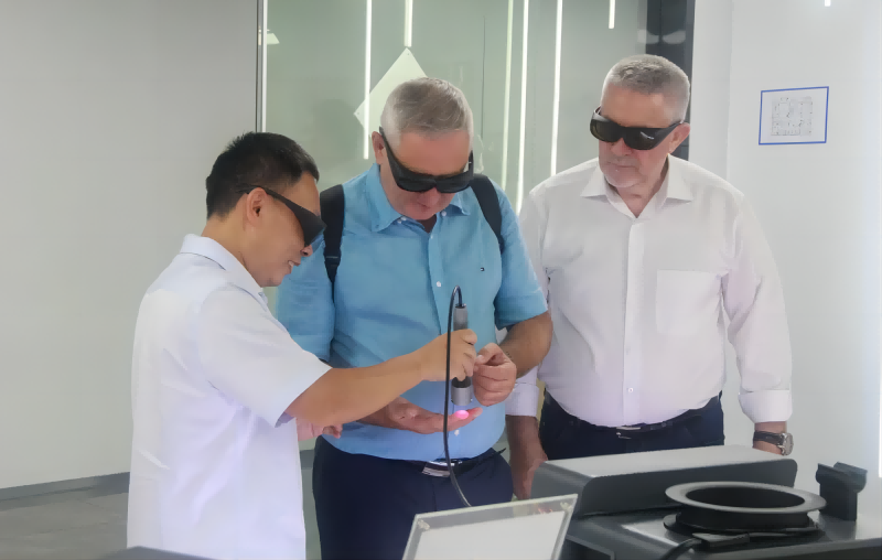 وفد العلوم والتكنولوجيا المجري والتعاون الاقتصادي والتجاري يزور شركة PBM Medical Laser لاستكشاف حدود تكنولوجيا الليزر